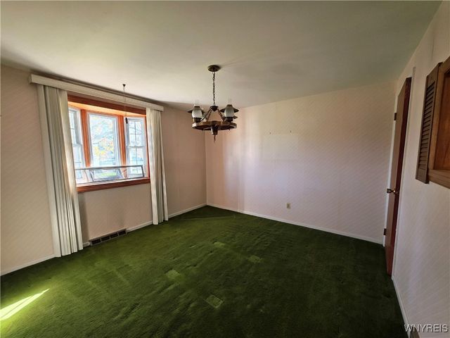 31 Royal Coach Road, West Seneca, NY 14224