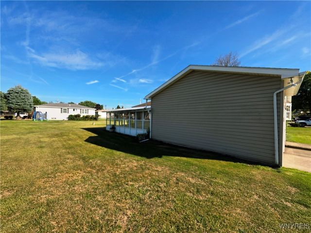 31 Royal Coach Road, West Seneca, NY 14224