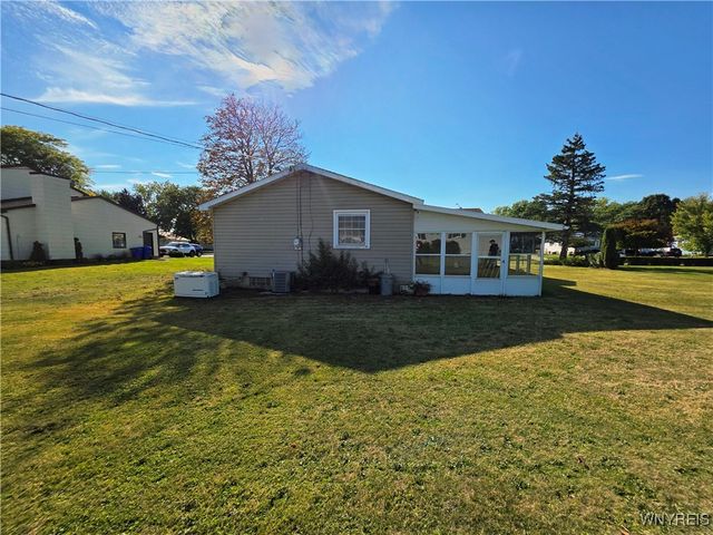 31 Royal Coach Road, West Seneca, NY 14224