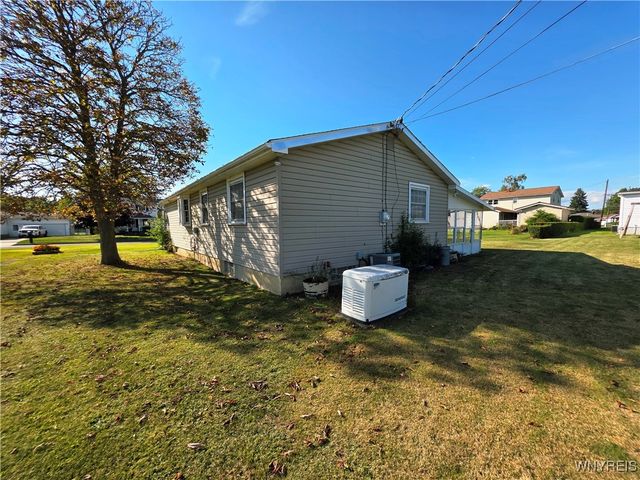 31 Royal Coach Road, West Seneca, NY 14224