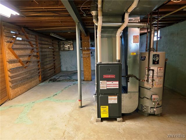 31 Royal Coach Road, West Seneca, NY 14224