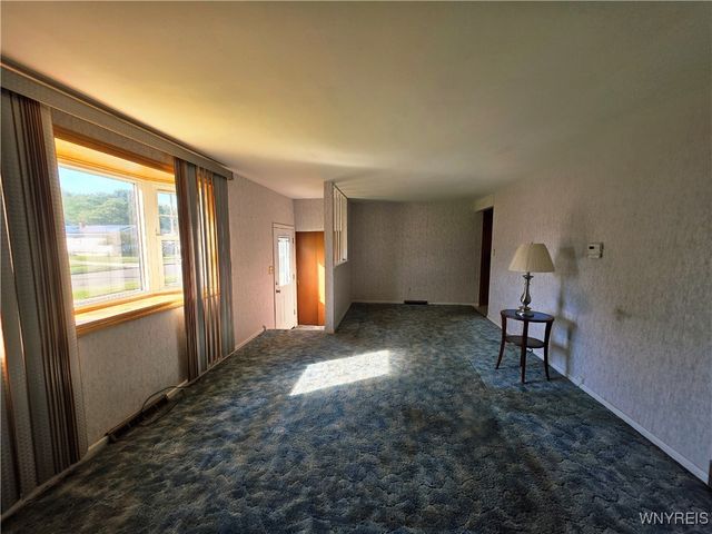 31 Royal Coach Road, West Seneca, NY 14224