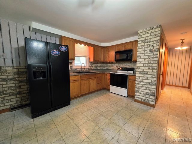 31 Royal Coach Road, West Seneca, NY 14224