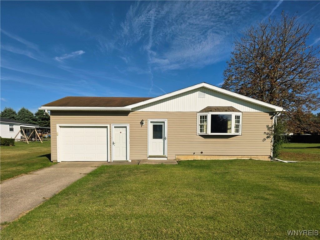 31 Royal Coach Road, West Seneca, NY 14224