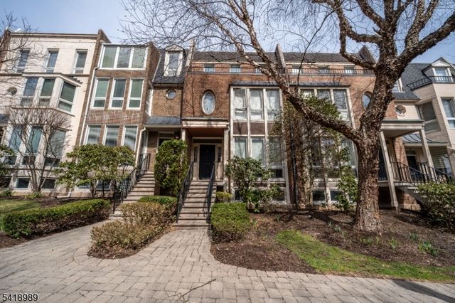 130 Kensington Dr, Fort Lee Boro, NJ 07024