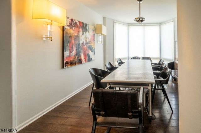 130 Kensington Dr, Fort Lee Boro, NJ 07024