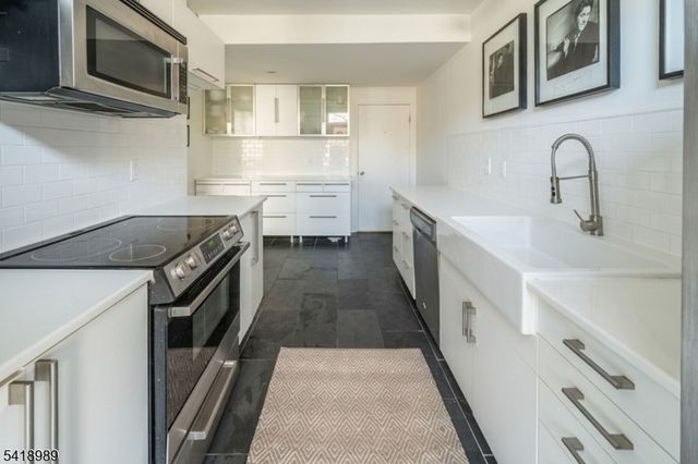 130 Kensington Dr, Fort Lee Boro, NJ 07024