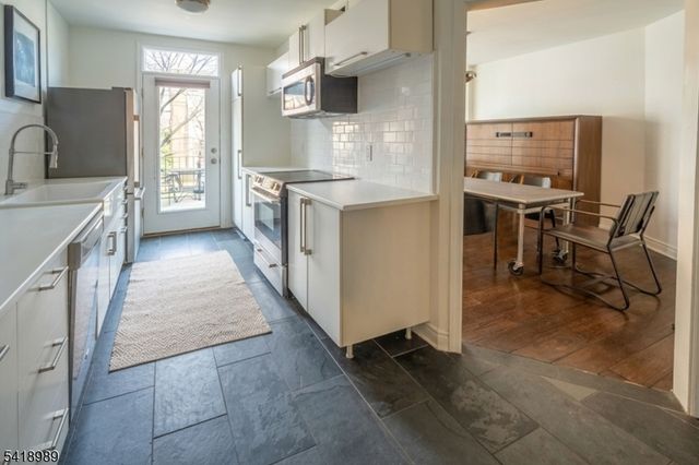 130 Kensington Dr, Fort Lee Boro, NJ 07024