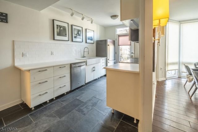 130 Kensington Dr, Fort Lee Boro, NJ 07024