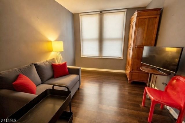 130 Kensington Dr, Fort Lee Boro, NJ 07024