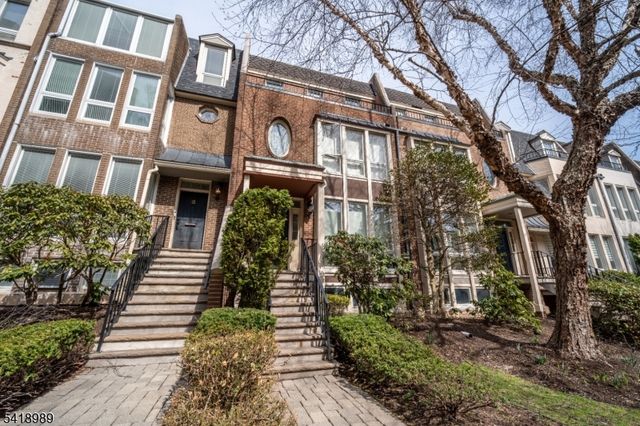 130 Kensington Dr, Fort Lee Boro, NJ 07024