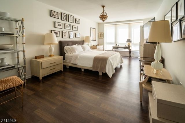 130 Kensington Dr, Fort Lee Boro, NJ 07024