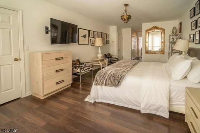 130 Kensington Dr, Fort Lee Boro, NJ 07024