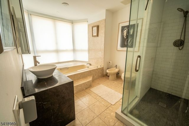 130 Kensington Dr, Fort Lee Boro, NJ 07024