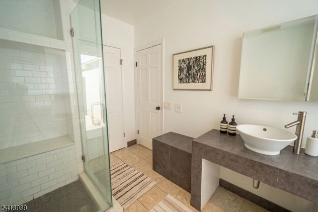 130 Kensington Dr, Fort Lee Boro, NJ 07024