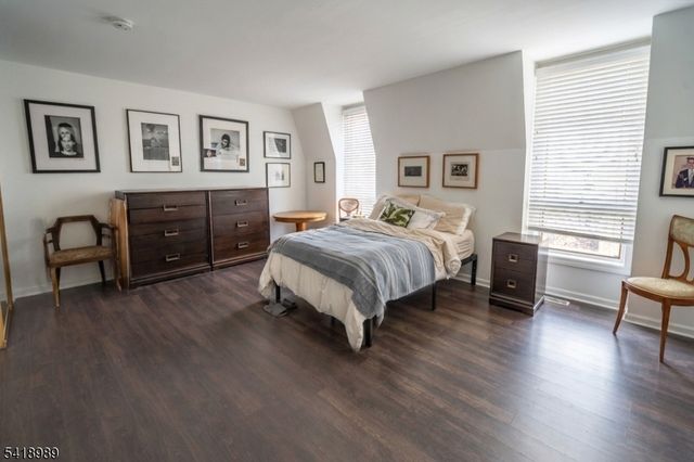 130 Kensington Dr, Fort Lee Boro, NJ 07024