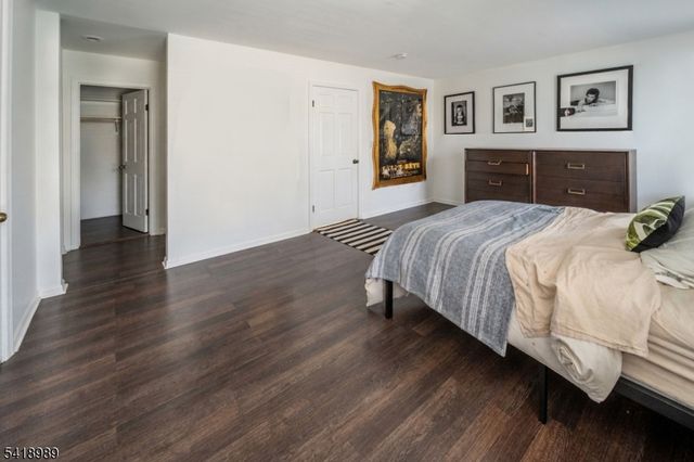 130 Kensington Dr, Fort Lee Boro, NJ 07024