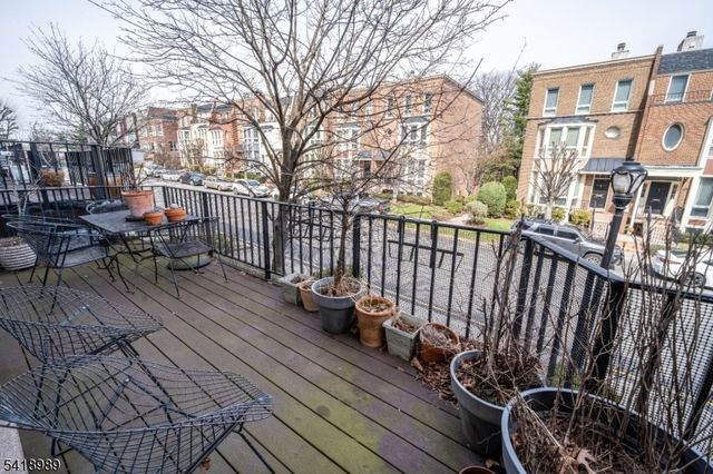 130 Kensington Dr, Fort Lee Boro, NJ 07024