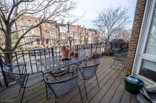 130 Kensington Dr, Fort Lee Boro, NJ 07024