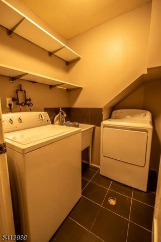 130 Kensington Dr, Fort Lee Boro, NJ 07024