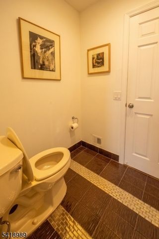 130 Kensington Dr, Fort Lee Boro, NJ 07024