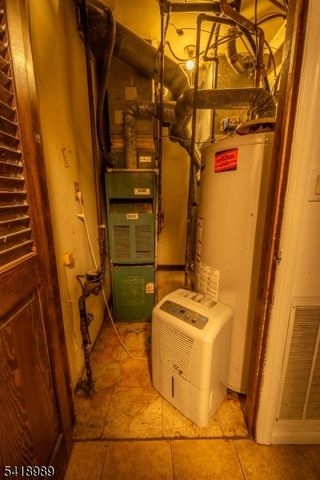 130 Kensington Dr, Fort Lee Boro, NJ 07024