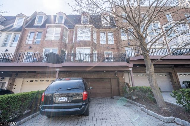 130 Kensington Dr, Fort Lee Boro, NJ 07024