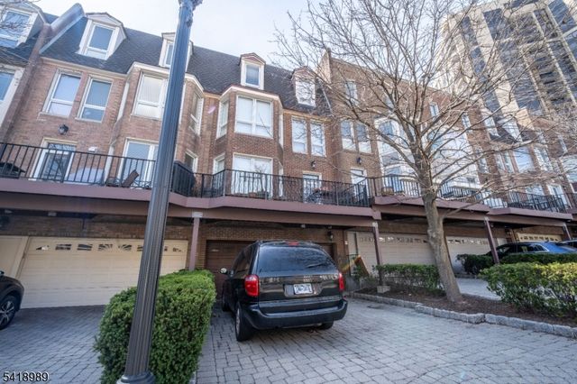 130 Kensington Dr, Fort Lee Boro, NJ 07024