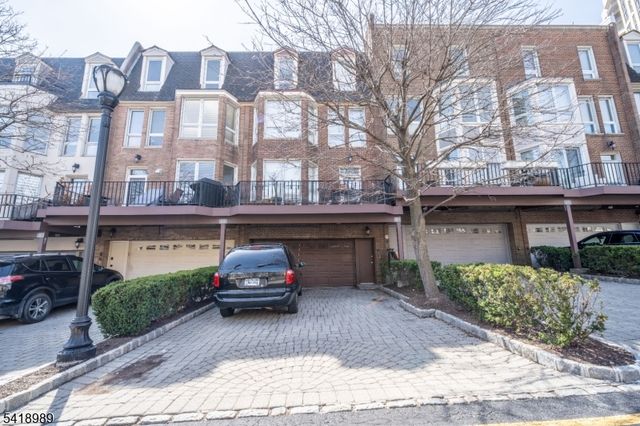 130 Kensington Dr, Fort Lee Boro, NJ 07024