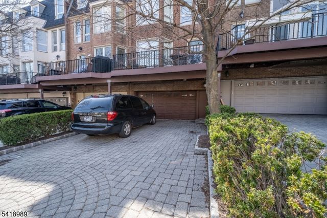 130 Kensington Dr, Fort Lee Boro, NJ 07024