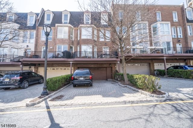 130 Kensington Dr, Fort Lee Boro, NJ 07024