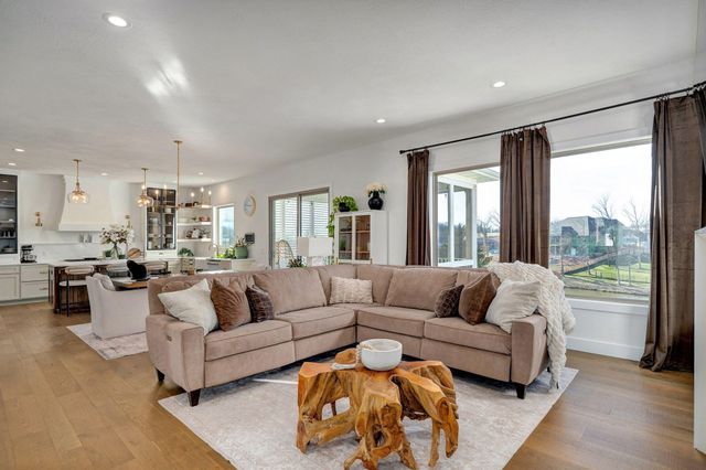 6139 S Dollison Avenue, Springfield, MO 65810