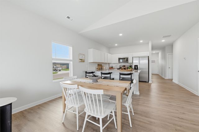 1558 N Emerald Valley Dr, Mulvane, KS 67110