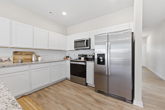 1558 N Emerald Valley Dr, Mulvane, KS 67110