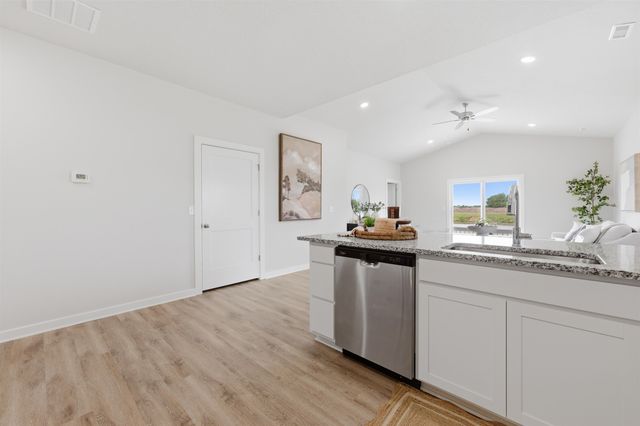 1558 N Emerald Valley Dr, Mulvane, KS 67110