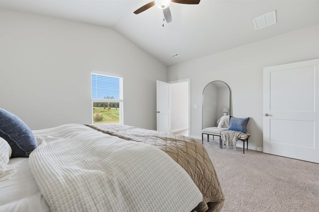 1558 N Emerald Valley Dr, Mulvane, KS 67110