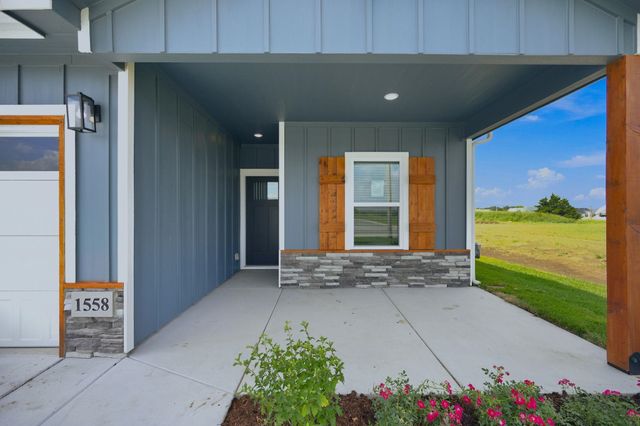 1558 N Emerald Valley Dr, Mulvane, KS 67110