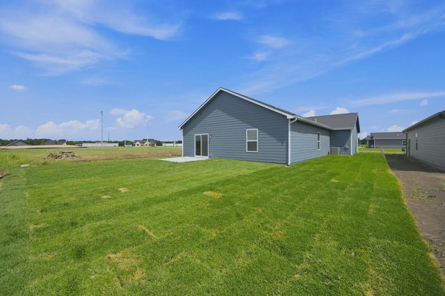 1558 N Emerald Valley Dr, Mulvane, KS 67110