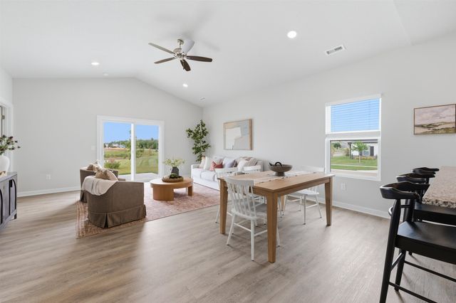 1558 N Emerald Valley Dr, Mulvane, KS 67110