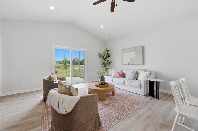 1558 N Emerald Valley Dr, Mulvane, KS 67110
