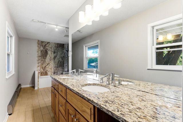 1866 Shryer Avenue W, Roseville, MN 55113