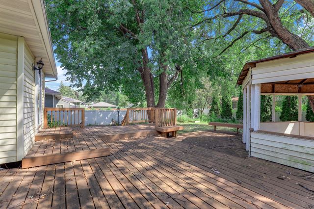 1866 Shryer Avenue W, Roseville, MN 55113