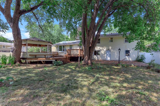 1866 Shryer Avenue W, Roseville, MN 55113