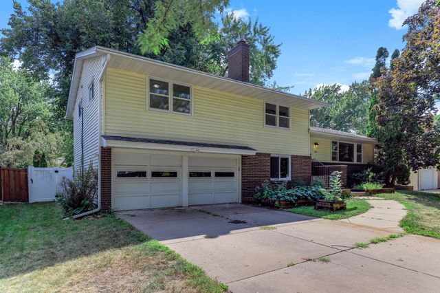 1866 Shryer Avenue W, Roseville, MN 55113