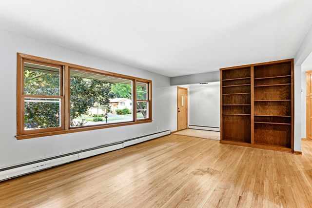 1866 Shryer Avenue W, Roseville, MN 55113