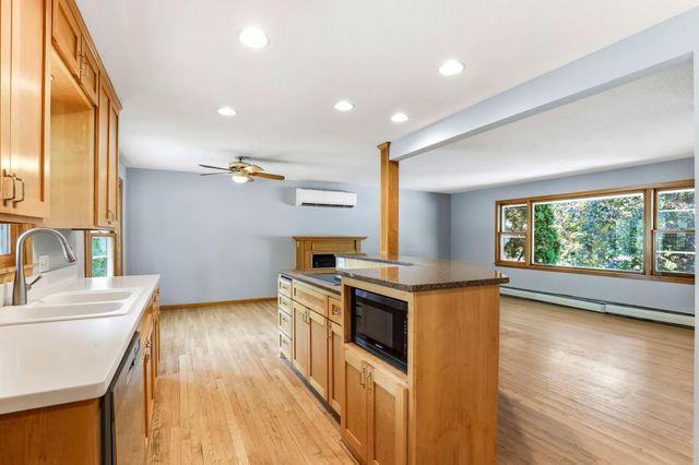 1866 Shryer Avenue W, Roseville, MN 55113