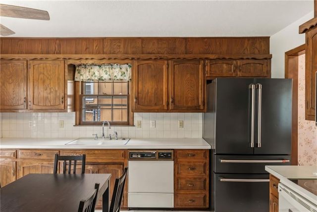 6820 Wildwood Drive, Raytown, MO 64133