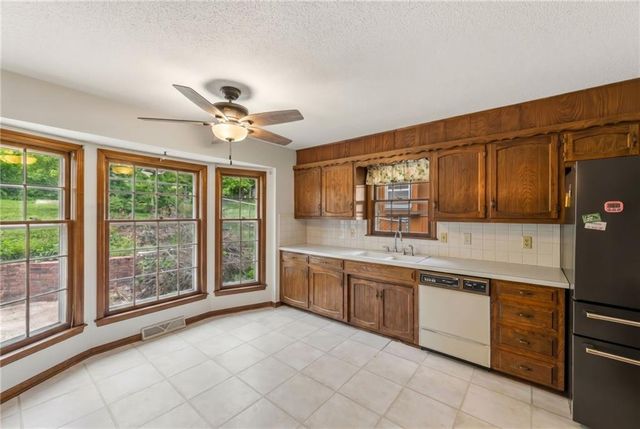 6820 Wildwood Drive, Raytown, MO 64133