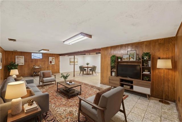 6820 Wildwood Drive, Raytown, MO 64133