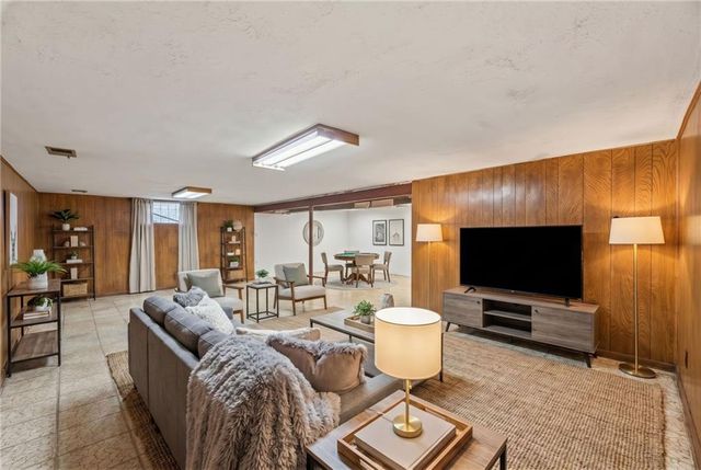 6820 Wildwood Drive, Raytown, MO 64133